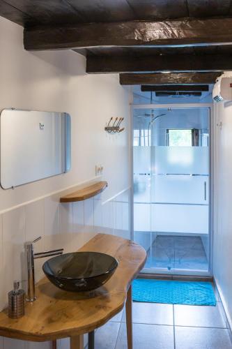 - une cuisine avec une table en bois et un réfrigérateur en verre dans l'établissement B&B MaisonNel, à Saint-Bonnet-en-Champsaur