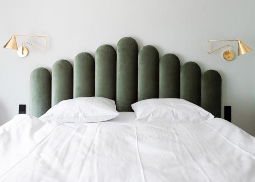 Uma cama ou camas num quarto em Alpine Hideaway ZILLERTALERHOF - 4 Sterne Superior