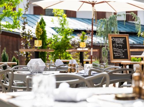 Um restaurante ou outro lugar para comer em Alpine Hideaway ZILLERTALERHOF - 4 Sterne Superior