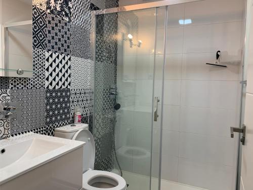 e bagno con doccia, servizi igienici e lavandino. di Casa Higuericas- Penthouse Beach - Torre de la Horadada a El Mojón