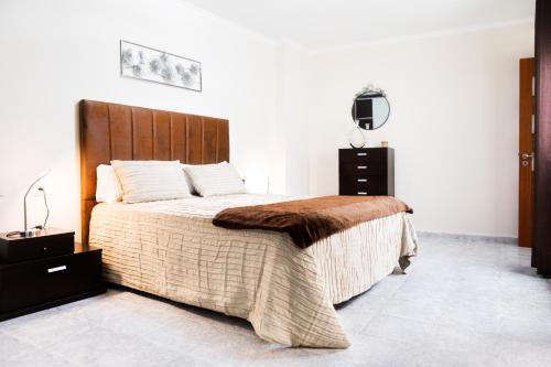 A bed or beds in a room at Casa Julia 2 gran piso vistas playa Las Teresitas 4 pax