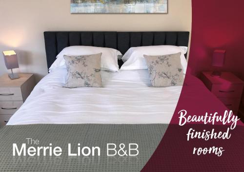 Schlafzimmer mit einem Bett mit weißer Bettwäsche und Kissen in der Unterkunft The Merrie Lion in Southam
