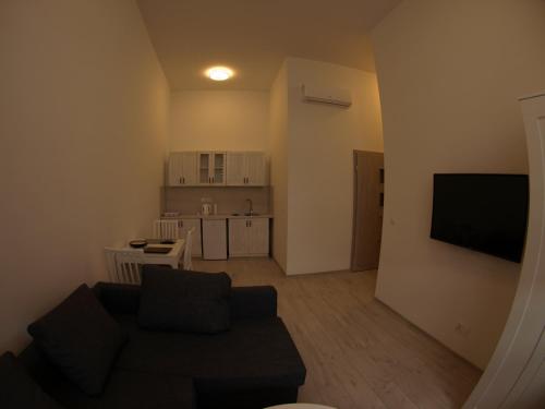 salon z kanapą i małą kuchnią w obiekcie Bulwary Apartments w Szczecinie