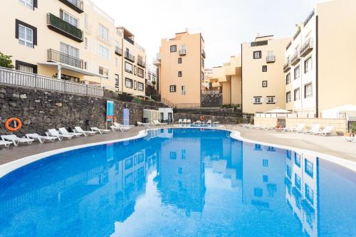 Tropical Views by Sunkeyrents