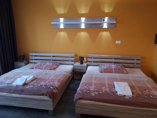 dos camas sentadas una al lado de la otra en un dormitorio en Apartmán Lucka A202 en Starý Smokovec