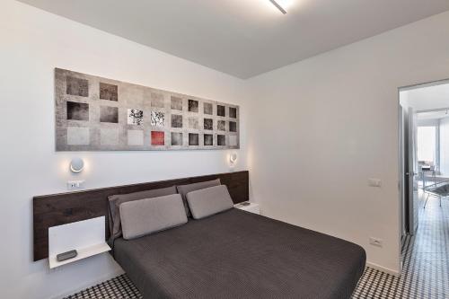 une chambre avec un lit dans une pièce dans l'établissement Attico sul Porto Antico, à Monopoli