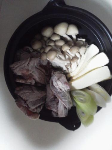 TakizawaMizubasho的桌上一碗食物,包括肉类和蔬菜
