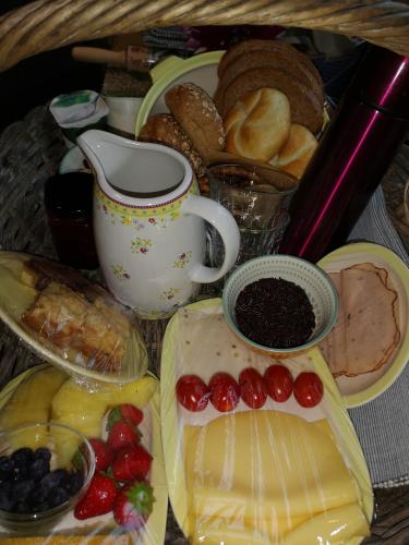een dienblad met kaas en andere voedingsmiddelen op tafel bij studio B&B Zeeuws licht in Westkapelle