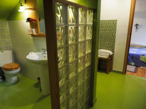 Kylpyhuone majoituspaikassa Hostal Almanzor Gredos
