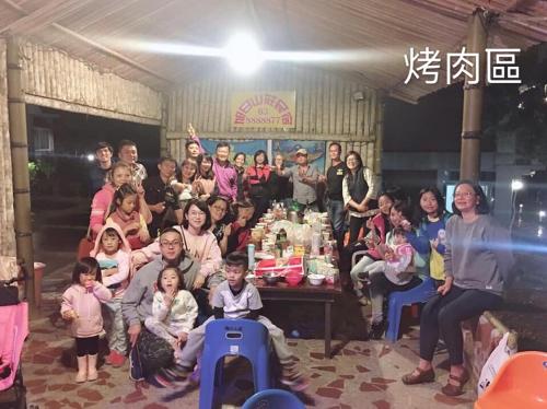 a large group of people posing for a picture at Yuli Sun Homestay in Yuli