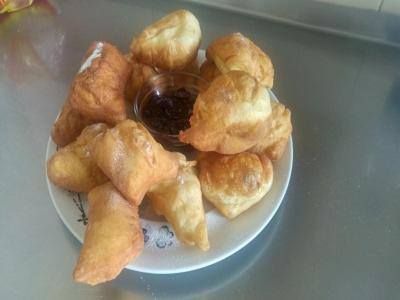 un plato de repostería en una mesa en Guest House Slunchev Cviat, en Tsigov Chark