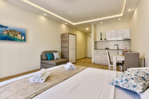 シュシャニにあるApolon Apartの大きなベッドとキッチンのある寝室