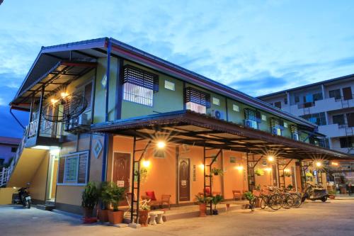 a building with bikes parked outside of it at Siri Guesthouse in Phra Nakhon Si Ayutthaya