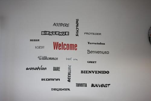 a white wall with a sign that reads welcome welcome at Villa della Tartaruga in Casal Palocco