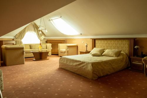 a large bedroom with a bed and a bathroom at Diplomat Club Hotel in Chişinău