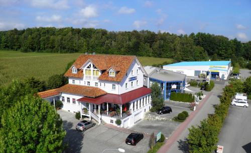 
a small town with a house on the side of the road at Donau-Hotel in Sinzing

