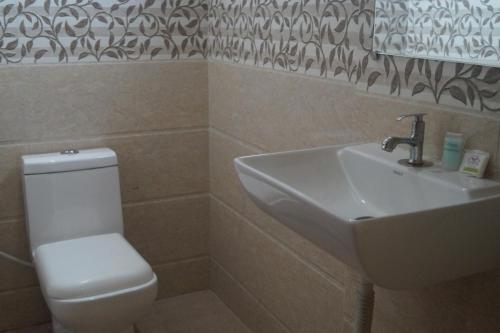A bathroom at Hotel Sai Sharada