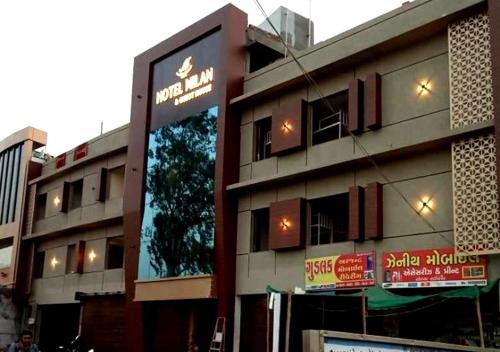 un bâtiment avec des panneaux sur son côté dans l'établissement Hotel Milan, à Ahmedabad