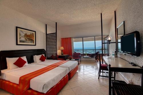 Tempat tidur dalam kamar di Bogmallo Beach Resort