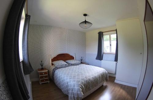 une chambre avec un lit et une fenêtre dans l'établissement Domaine des grandes landes, à Saint-Paul-la-Roche