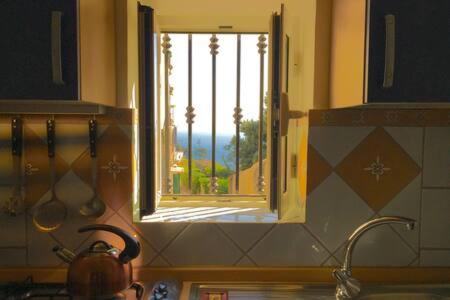 ナポリにあるCasetta Belvedereの窓付きのキッチン(シンク、キッチンカウンタートップ付)