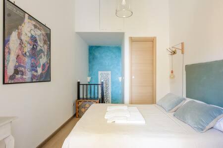 ナポリにあるCasetta Belvedereのベッドルーム1室(白い大型ベッド1台付)