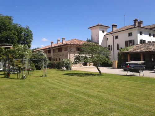 un cortile con parco e altalena di Alloggio Agrituristico Conte Ottelio a Pradamano