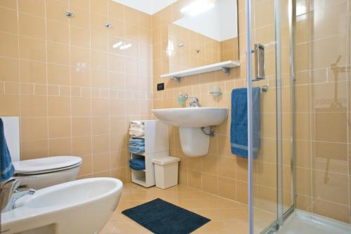 a bathroom with a sink and a toilet and a shower at BELLAGIO SUN pool near lake free parking in Bellagio