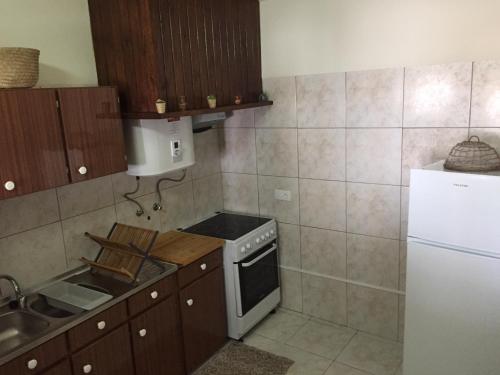 a small kitchen with a stove and a refrigerator at Casa da Chapinheira in São Pedro de Alva