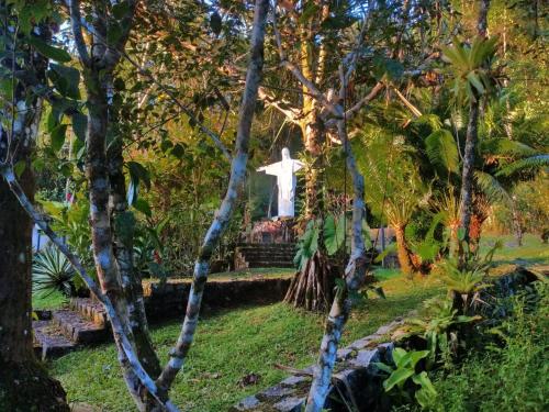 ウバトゥバにあるVila Betâniaの木の中の白十字