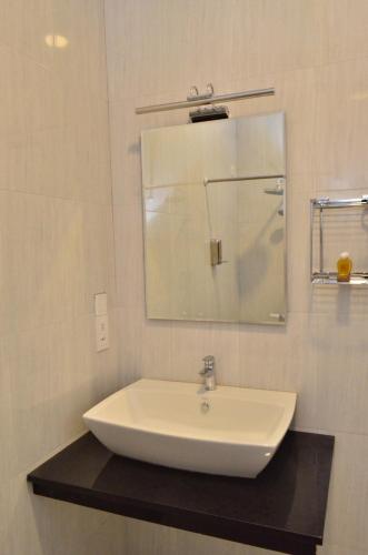 a white sink in a bathroom with a mirror at Yensfield Blackpool in Nuwara Eliya