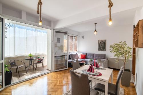 - une salle à manger et un salon avec une table et des chaises dans l'établissement Apartment DOLCE CASA, à Varna