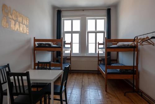 Katil dua tingkat atau katil-katil dua tingkat dalam bilik di Clown and Bard Hostel