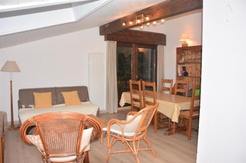 uma sala de estar com um sofá, uma mesa e cadeiras em Saint Gervais - Le Bettex T3 Duplex (1400m d'altitude)/ 55m2 / Vue Mont Blanc - Aux Pieds des Pistes! em Saint-Gervais-les-Bains