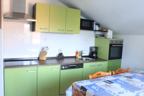 Virtuvė arba virtuvėlė apgyvendinimo įstaigoje Apartments Jakovljevic