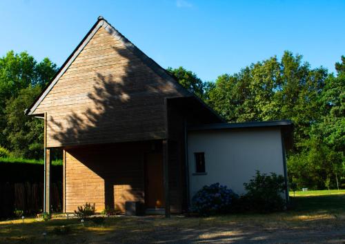 une petite maison en briques avec un garage dans l'établissement Jolie chambre entre mer et campagne, à Assérac