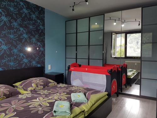 um quarto com 2 camas individuais e paredes azuis em Apartmán 77 em Loučná nad Desnou