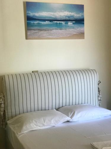 un letto con una foto dell'oceano sul muro di Marisia Apartment II a Città di Zante