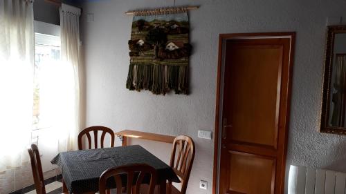 een eetkamer met een tafel en stoelen en een raam bij Montblanc Medieval, Ruta del Cister, Costa Dorada in Montblanc