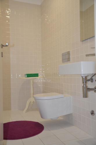 ein Badezimmer mit Toilette und Waschbecken in der Unterkunft Jenny and Carmie TOWN HOUSE in Viana do Castelo