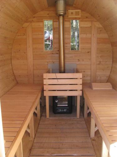 - un sauna avec 2 bancs et une cuisinière dans l'établissement Le Péché de Paresse, à Saint-André-en-Vivarais