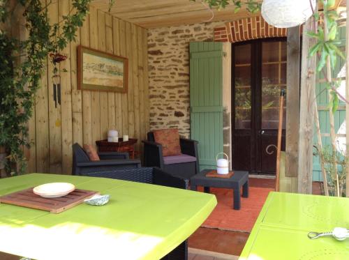 d'une terrasse avec une table, des chaises et une porte. dans l'établissement O Bois Dormant- Studio Vue Rance River et viaduc de DINAN, à Lanvallay