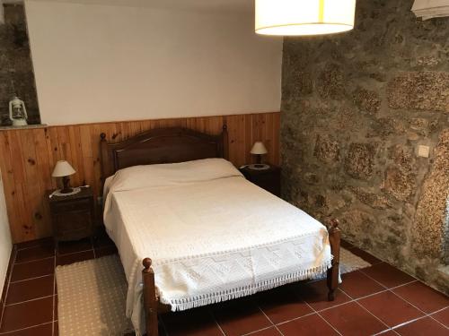 A bed or beds in a room at Casa do Outeirinho