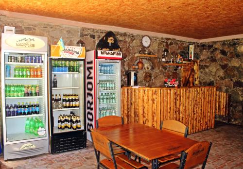 uma sala de jantar com uma mesa e 2 frigoríficos em SADA Guesthouse em Vardzia