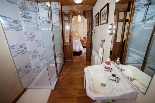 a bathroom with a sink and a shower at Casa Aurora in San Esteban del Toral