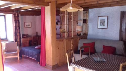 ein Wohnzimmer mit einem Sofa und einem Tisch in der Unterkunft Gite Seguret in Gresse-en-Vercors
