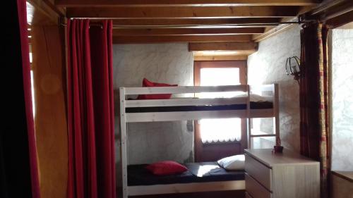 1 Schlafzimmer mit 2 Etagenbetten in einem Zimmer in der Unterkunft Gite Seguret in Gresse-en-Vercors
