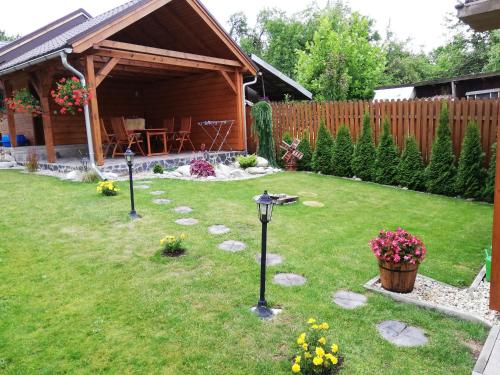 Taman di luar Mima Ubytovanie