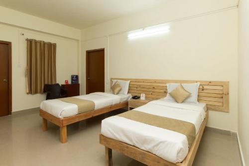 En eller flere senge i et værelse på Hotel Travellers INN