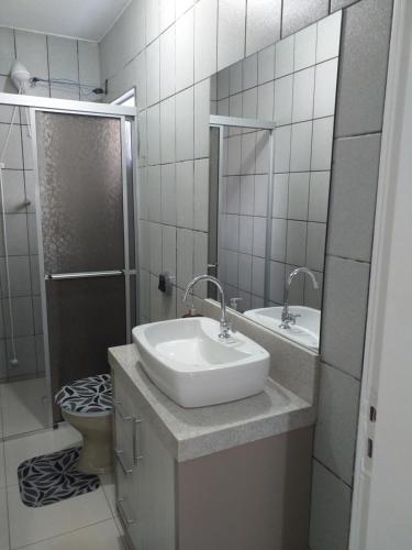 ein Badezimmer mit Waschbecken, Dusche und Toilette in der Unterkunft Casa de Veraneio in Governador Celso Ramos